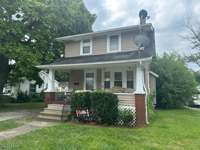 view of front of property featuring a porch and a front lawn