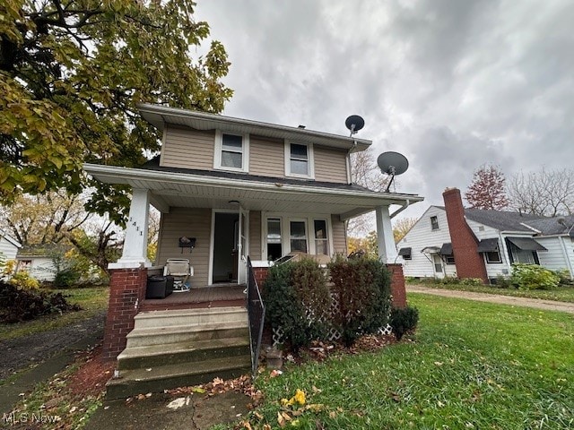 view of front of property featuring a porch and a front yard