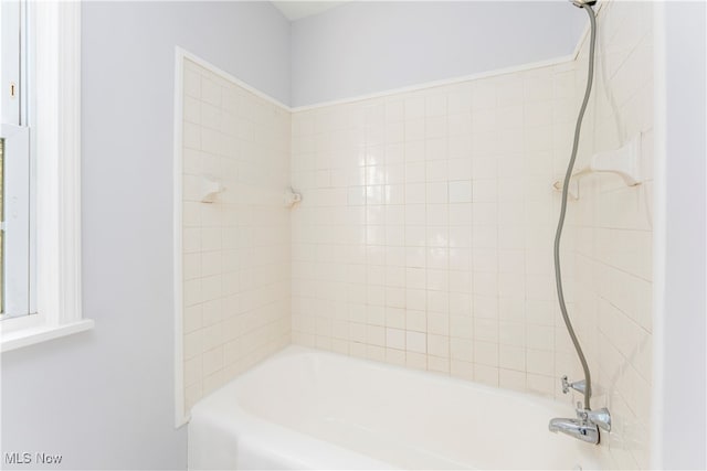 bathroom with tiled shower / bath