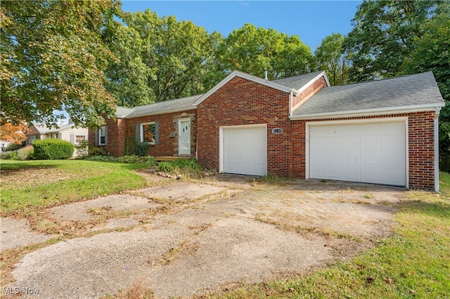 view of front facade featuring a front yard and a garage