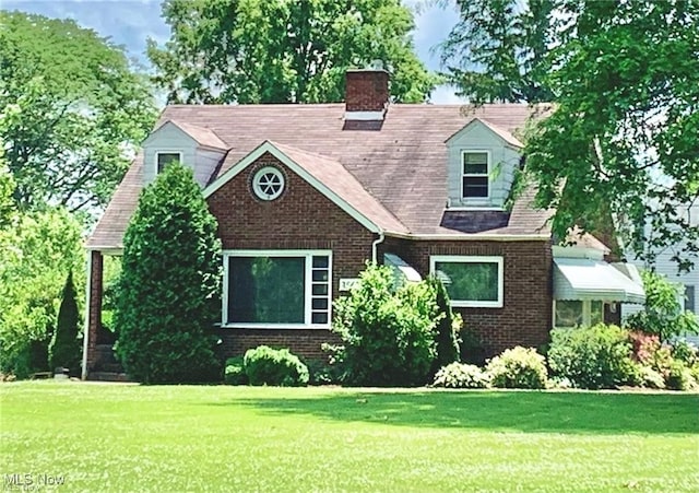 new england style home with a front lawn