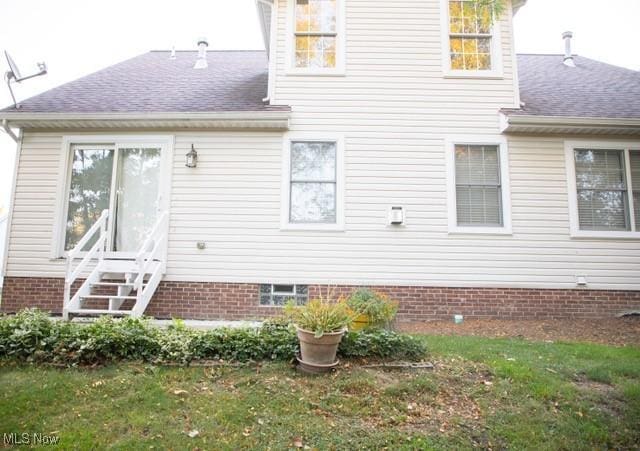 back of house featuring a lawn