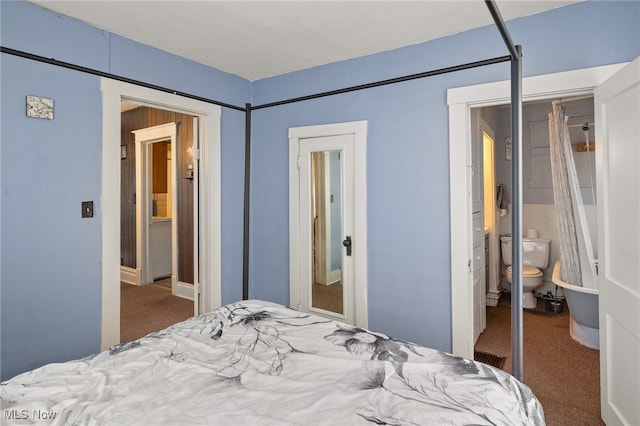 carpeted bedroom featuring ensuite bathroom and a closet