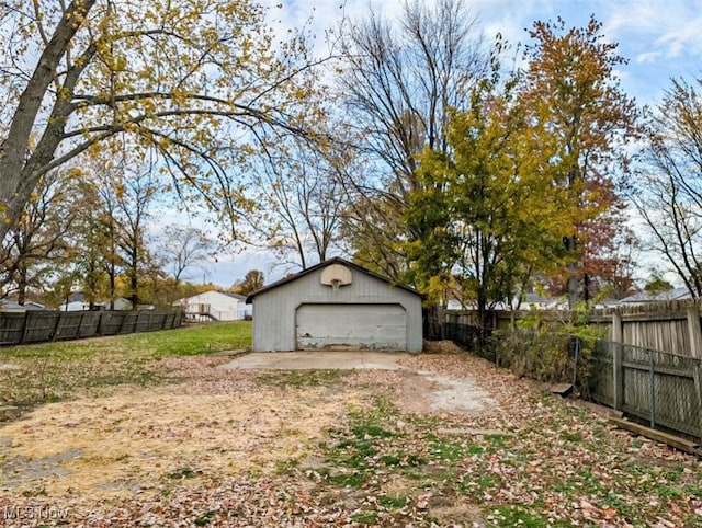 view of yard with an outdoor structure and a garage