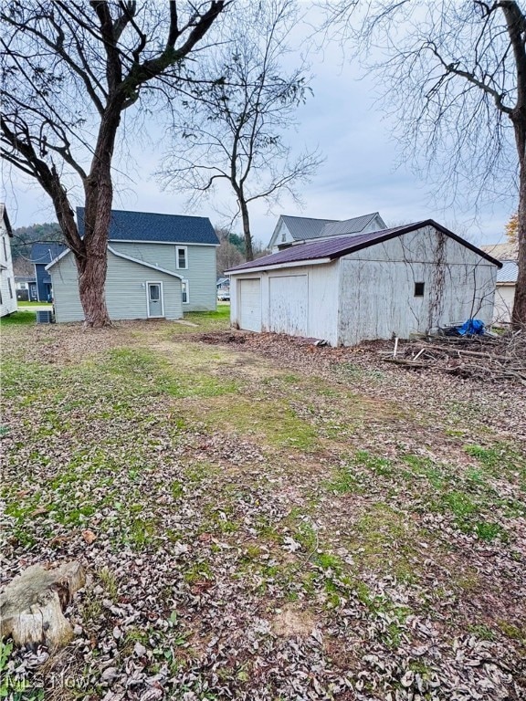 view of yard featuring an outdoor structure