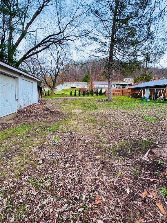 view of yard with an outbuilding