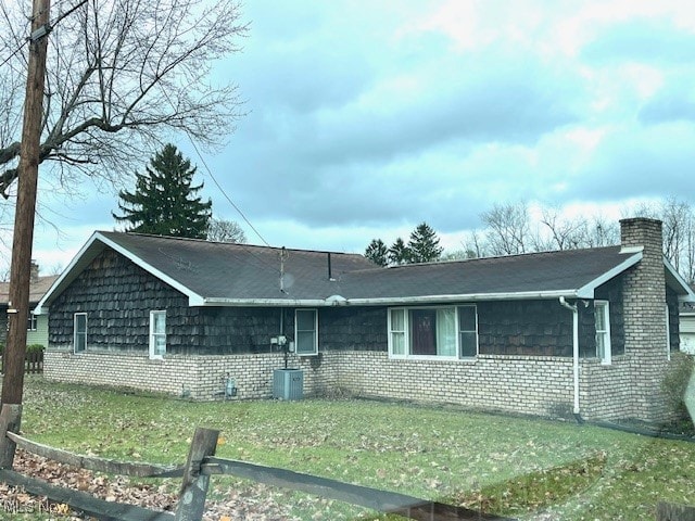 ranch-style house featuring central AC and a front lawn