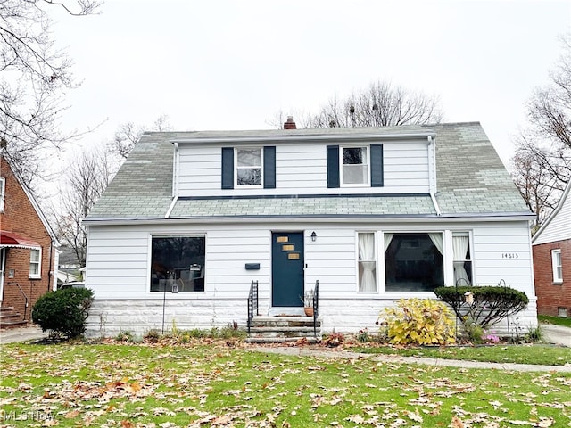 view of front facade with a front yard