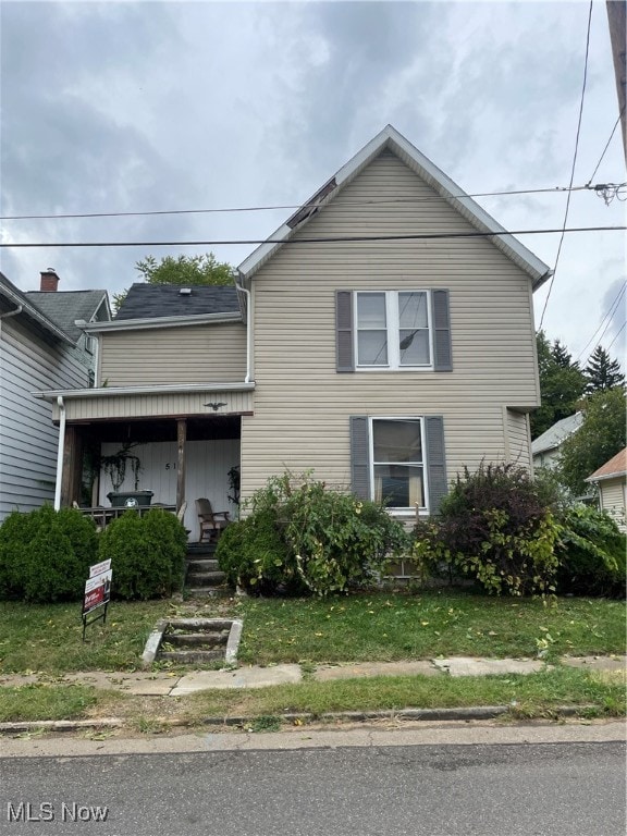 view of front facade featuring a front yard