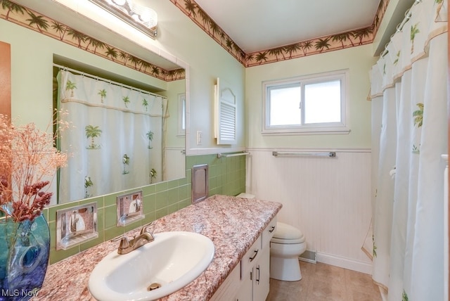 bathroom featuring a shower with curtain, vanity, and toilet