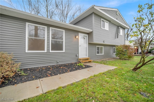 split level home with a front lawn