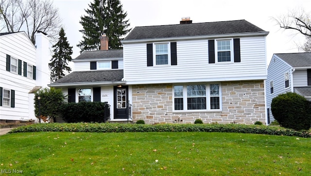 view of front facade featuring a front lawn