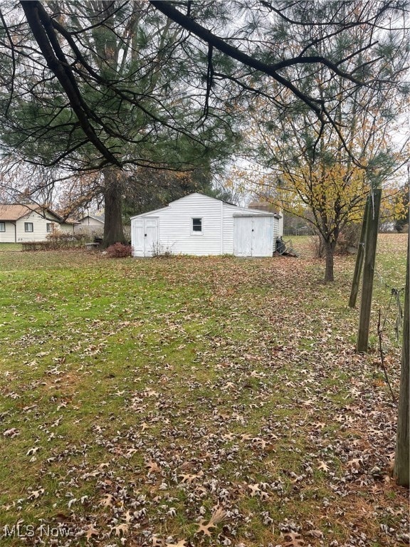 view of yard featuring an outbuilding