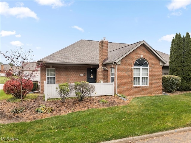 view of front facade featuring a front lawn