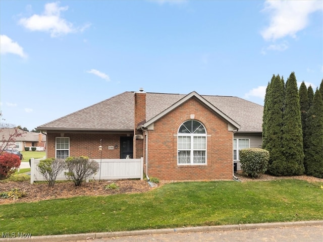 view of front facade featuring a front yard