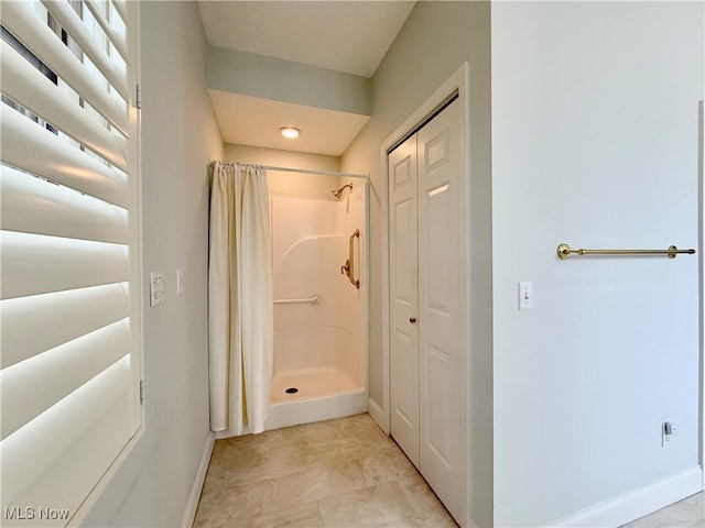 bathroom featuring a shower with shower curtain