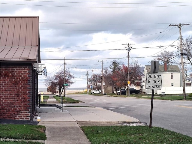 975 Broad St, Conneaut, OH 44030 - view of asphalt road featuring traffic signs, street lighting, and sidewalks