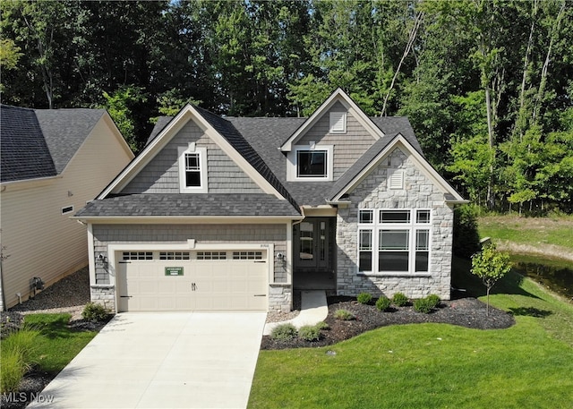 craftsman-style house featuring a front yard