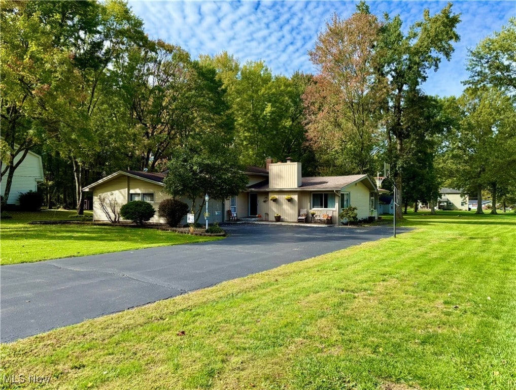 ranch-style house featuring a front lawn