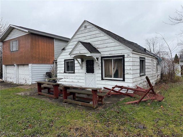 view of front of home featuring a front yard