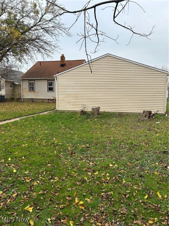 view of side of property featuring a yard