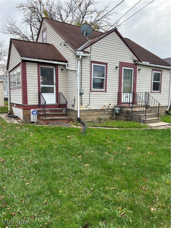 view of front facade featuring a front yard