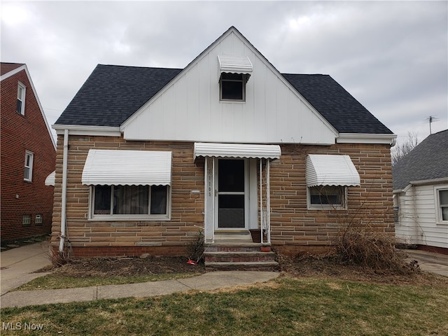 view of front facade with a front lawn