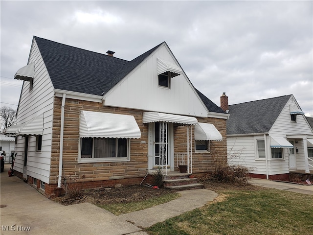 view of front of property with a front lawn