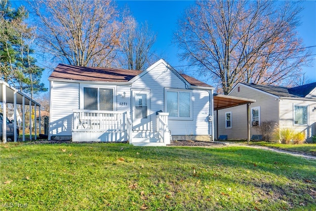 view of front of home featuring a carport and a front yard