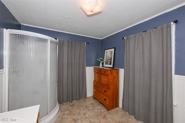 bathroom featuring crown molding