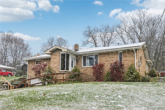 view of front facade with a front yard