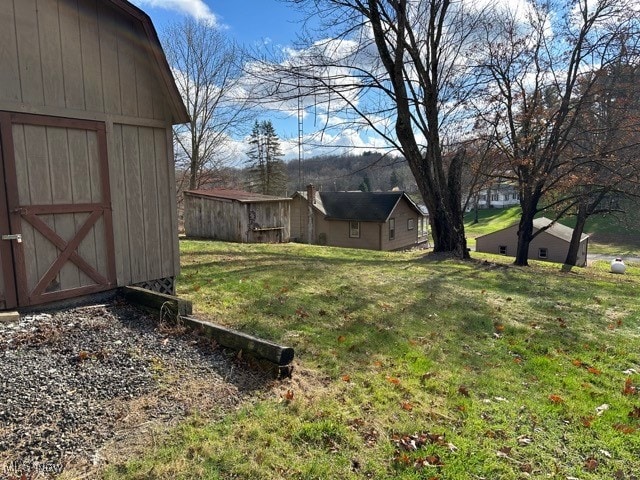 view of yard featuring a shed