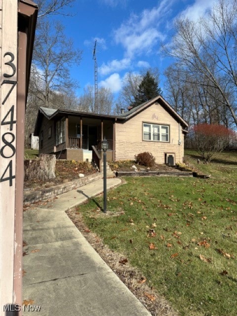 view of front of house with a front lawn and covered porch