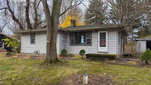 view of front of property with a front lawn