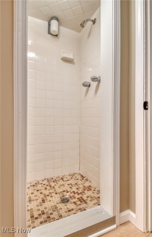 bathroom featuring tiled shower