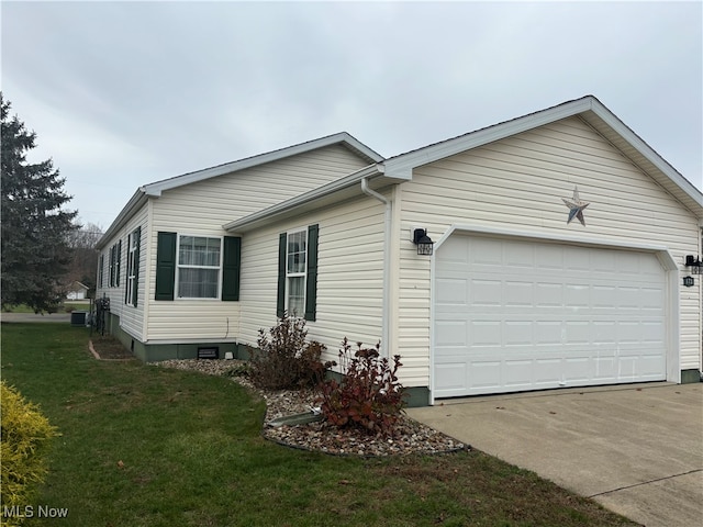 view of front facade featuring a front yard and a garage