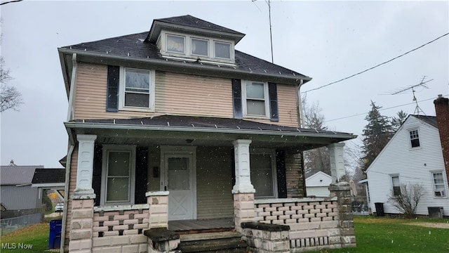 view of front of property featuring covered porch