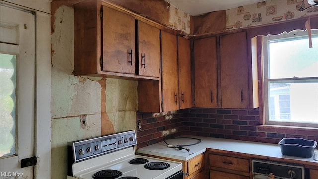 kitchen featuring tasteful backsplash, a wealth of natural light, and electric range