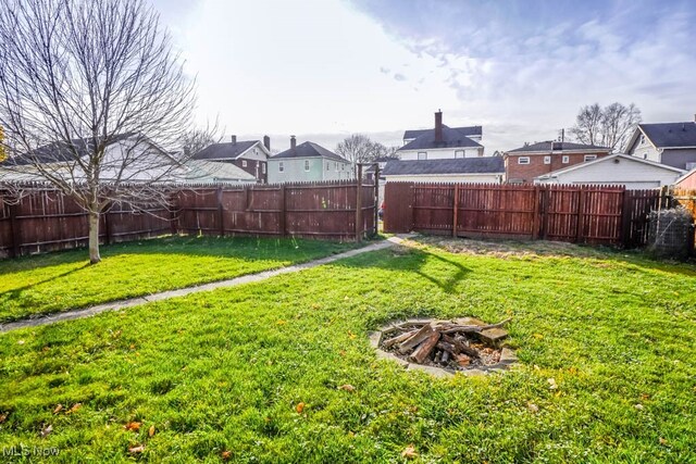 view of yard featuring a fire pit