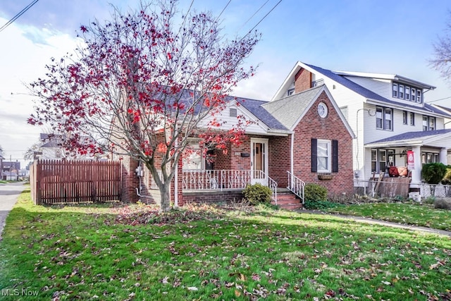 view of front facade featuring a front yard