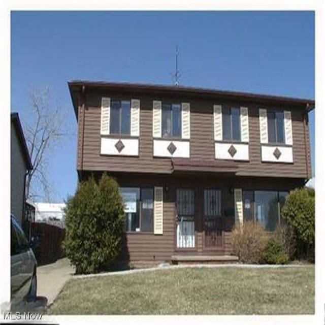 view of front facade with a front yard