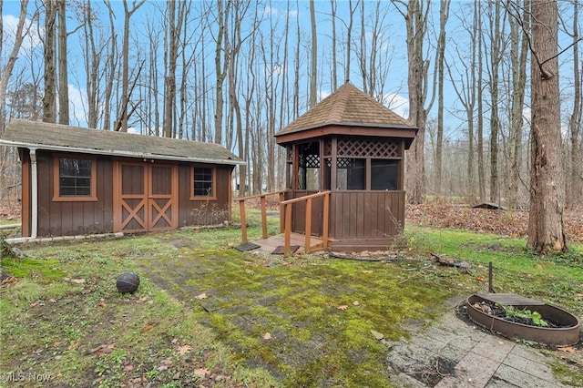 view of yard featuring a storage shed