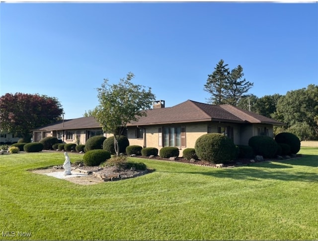 single story home featuring a front yard