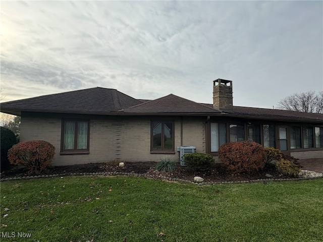 view of front facade featuring a front yard