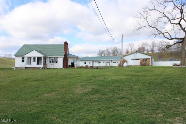 view of front of house featuring a front lawn