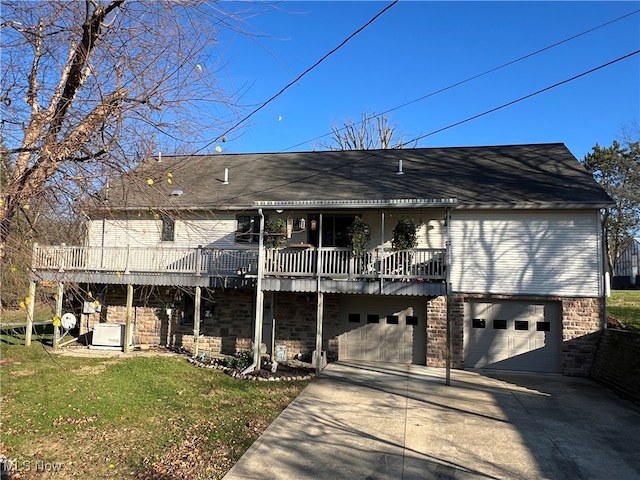 view of front of house featuring a garage and a front lawn