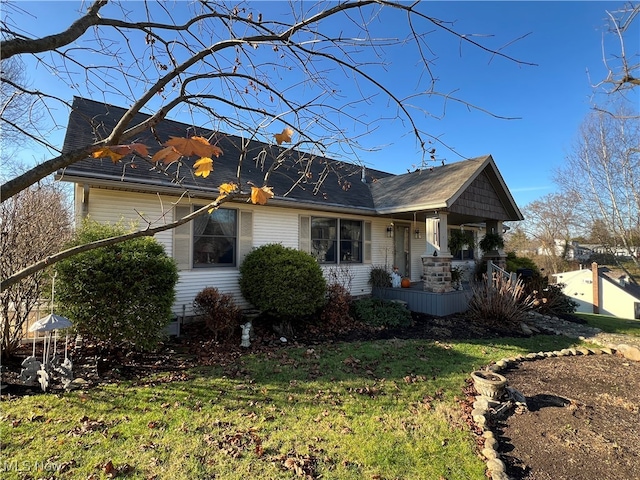 view of front facade with covered porch and a front yard