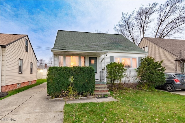 bungalow-style home featuring a front lawn