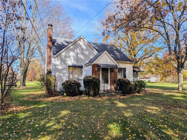 bungalow featuring a front lawn