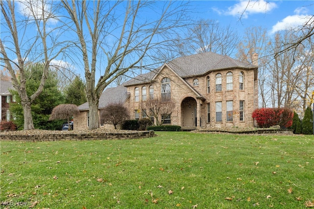 view of front facade featuring a front lawn